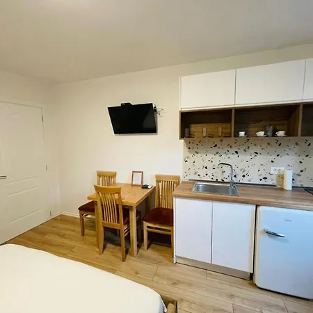 Sela Rent- And * Tirana