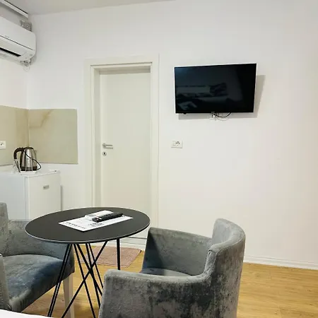 Sela Rent- And * Tirana